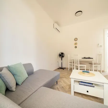 Limone Apartment *
